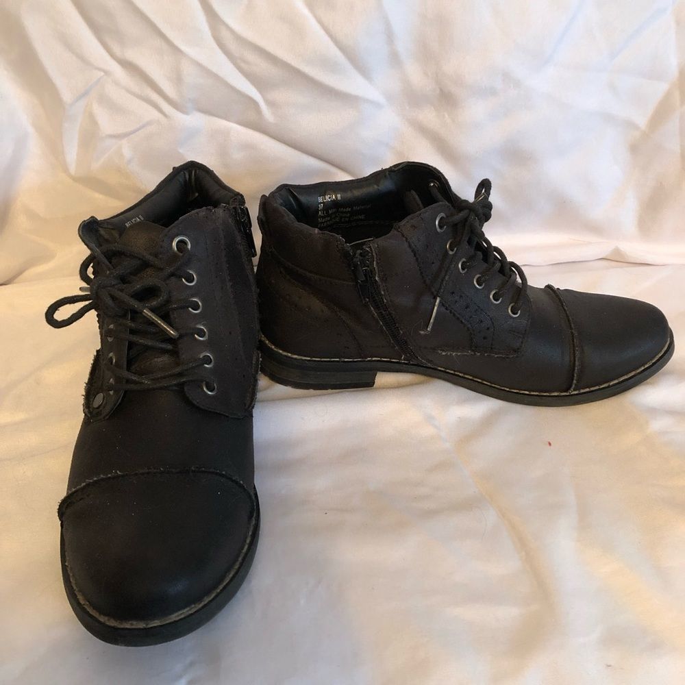 Soft Moc short black boots size 7